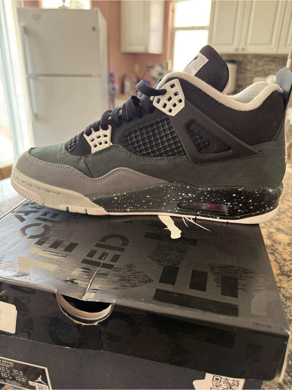 Jordan Men’s Retro 4 in Black, Gray, White